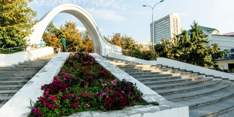 Арка влюбленных в парке Черное озеро 